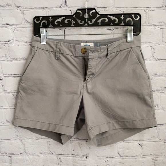 Old Navy Mid-Rise Shorts 5-inch inseam - Picture 2 of 3